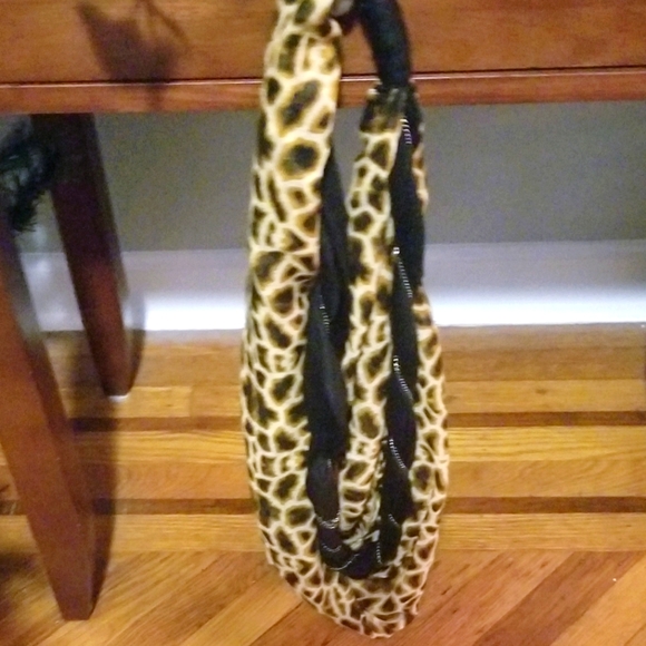 Charming Charlie Scraf Wall Cheetah Print Size M New - Picture 1 of 1